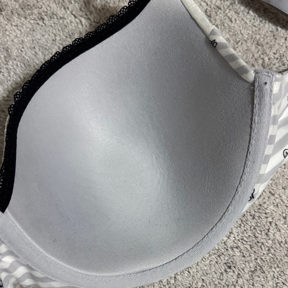 Victoria's Secret Striped Gray Lace Bra - Picture 6 of 10